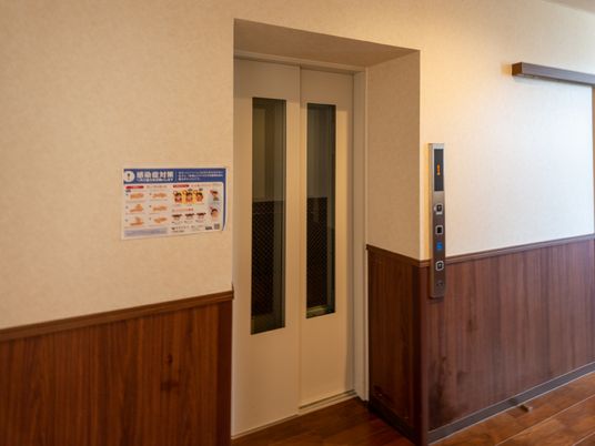 廊下のエレベーター前