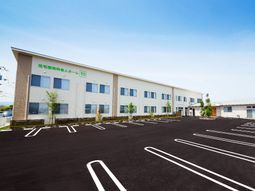 新築そうな外観と駐車場