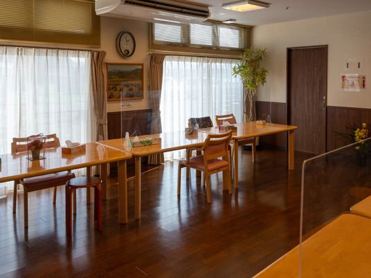 明るい食堂の様子