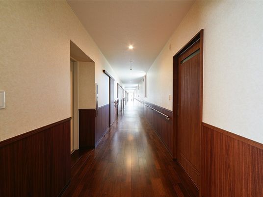 木目調の暖かい廊下