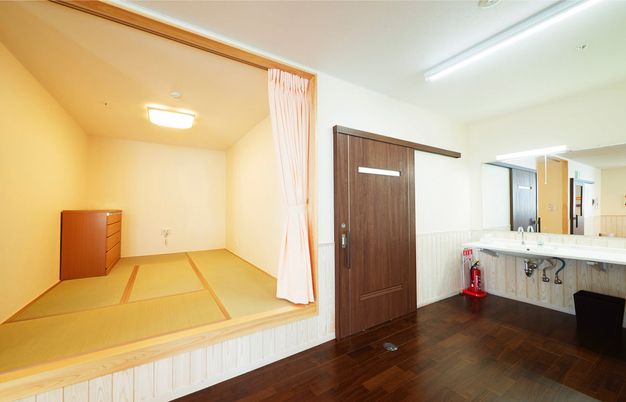 広々とした洋室の居室