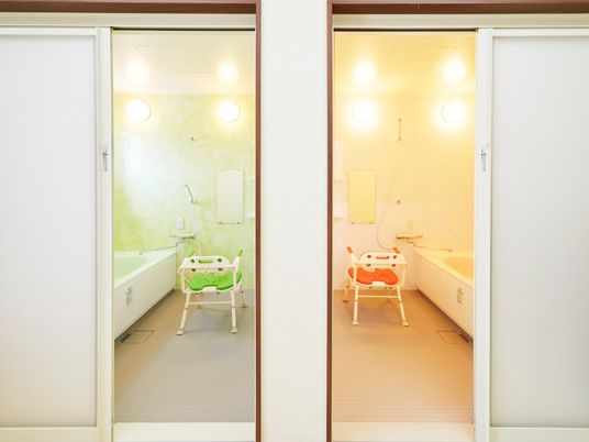 バリアフリー設計の浴室