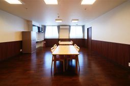 木目調の落ち着いた食堂