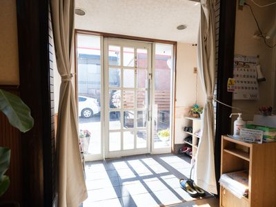 明るい日差しのエントランス