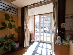 明るいエントランス風景