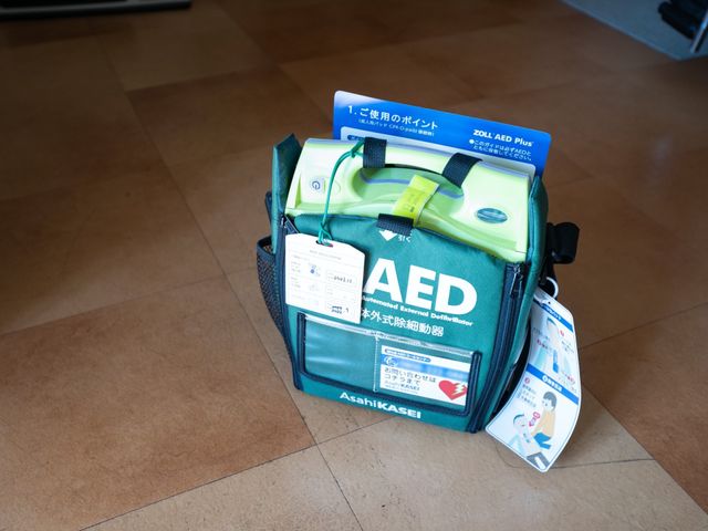 AED設置の廊下 AED 常に安全を考慮し、AEDを設置していますので、緊急時も迅速な対応が可能です。安心して就業できる環境が整っております。