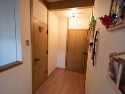 温もりある廊下の風景