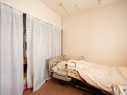 居室の一角とベッド