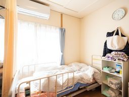 居室のベッドとエアコン