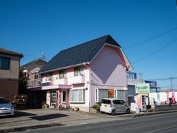 ピンクの外壁の建物