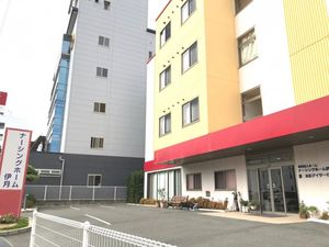 カラーが印象的な施設外観  