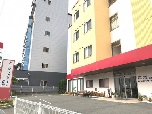 カラーが印象的な施設外観  