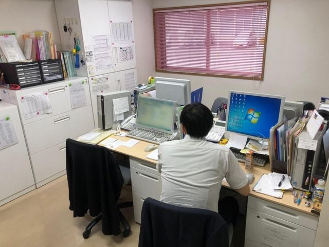 スタッフが業務を行う場所 スタッフイメージ 落ち着いた環境でスタッフが業務に集中できるスペースです。書類やパソコンが整然と配置されています。
