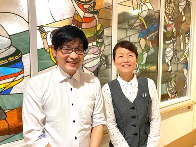 笑顔のスタッフ二人の立ち姿