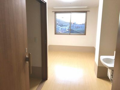 窓のある明るい居室