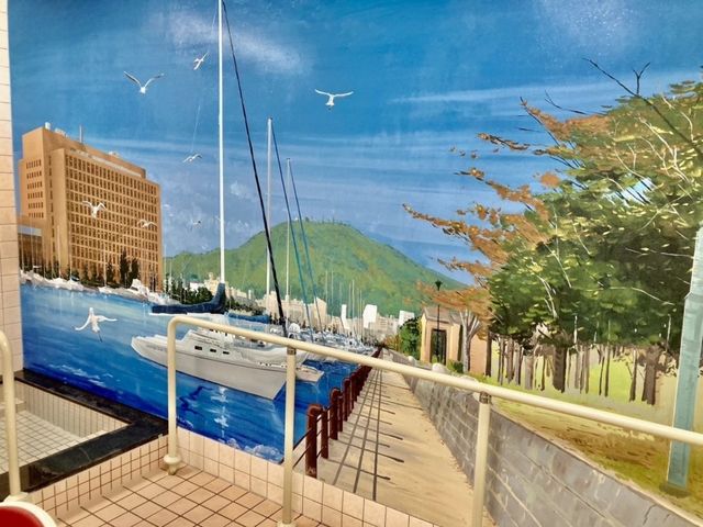 明るい壁画のある廊下 廊下 自然豊かな景色が描かれた明るい壁画が特徴の廊下です。気持ちよく歩くことができます。