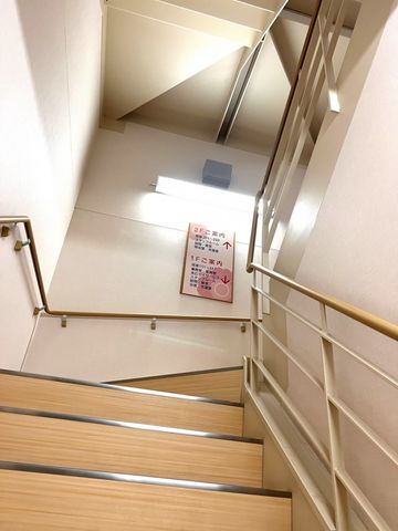 明るい階段の様子 廊下 広々とした階段は、温かみのある色調で、安全に上下できるよう配慮されています。