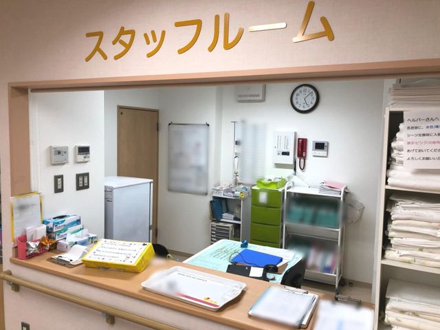 スタッフイメージ スタッフイメージ 多様な機器や資料が整然と配置されたワークスペースです。整理整頓が働きやすさをサポートします。