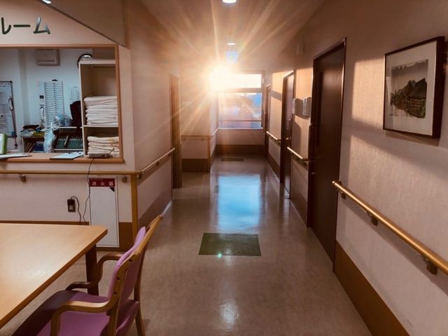 暖かい日差しの廊下 廊下 夕日が差し込む明るい廊下は、快適な施設での仕事環境を感じさせます。