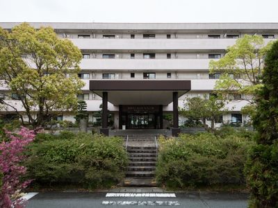 緑豊かな施設のエントランス