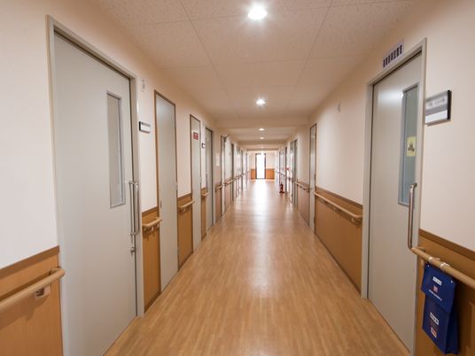 明るい廊下と各部屋のドア