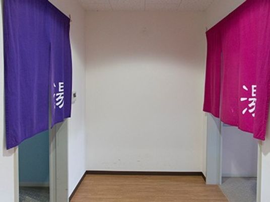 紫と赤の暖簾の廊下