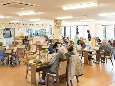 明るい共有ダイニングエリア