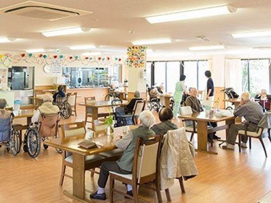 明るい共有ダイニングエリア