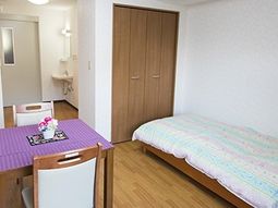 明るい居室の一角