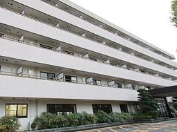多層の明るい建物外観