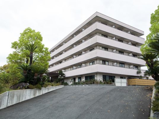 白い建物の外観写真