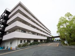 白い建物の入口と外観