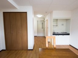 居室のキッチンとダイニング