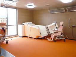 特殊ベッドのある明るい部屋
