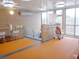 機能訓練器具が並ぶ室内
