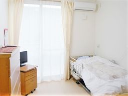明るい個室の居室