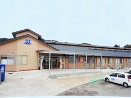 明るい外観の建物
