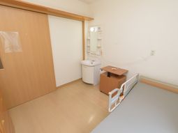 洋室のベッドと洗面台