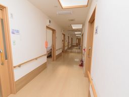 明るい通路の風景