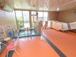 明るい訓練用浴室