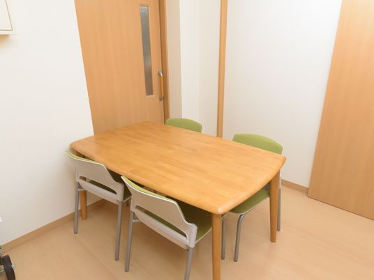 シンプルな食卓と椅子