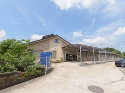 明るい日差しの中庭