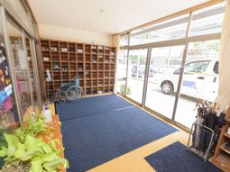 エントランスの明るい光景