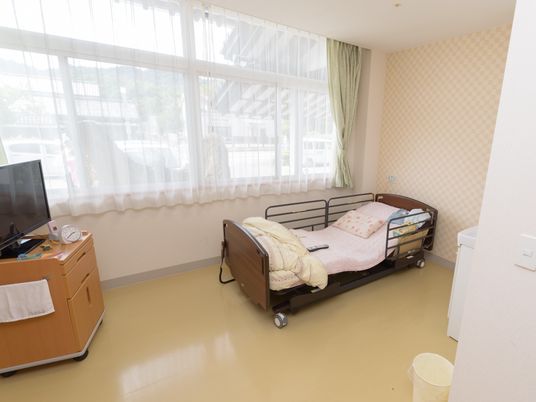 明るい個室の居室