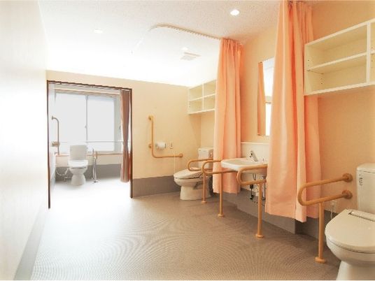 明るく清潔な浴室