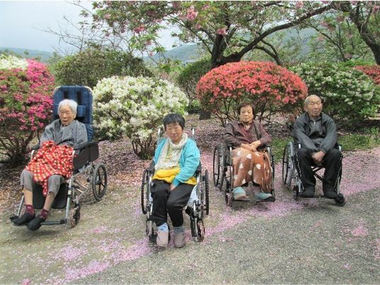 春の中庭に集う利用者たち