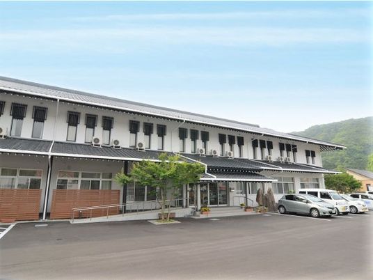 広々とした駐車場の施設外観