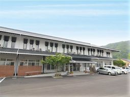 静かな山々に囲まれた外観