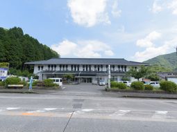 緑に囲まれた建物外観