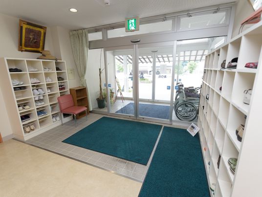 エントランスの明るい空間